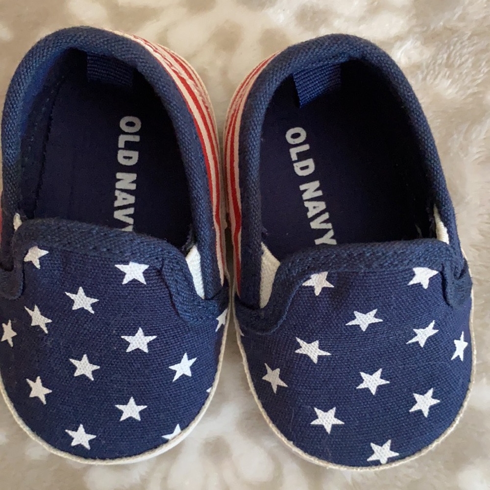 Old navy baby boy bodysuit and shoes - Picture 3 of 6